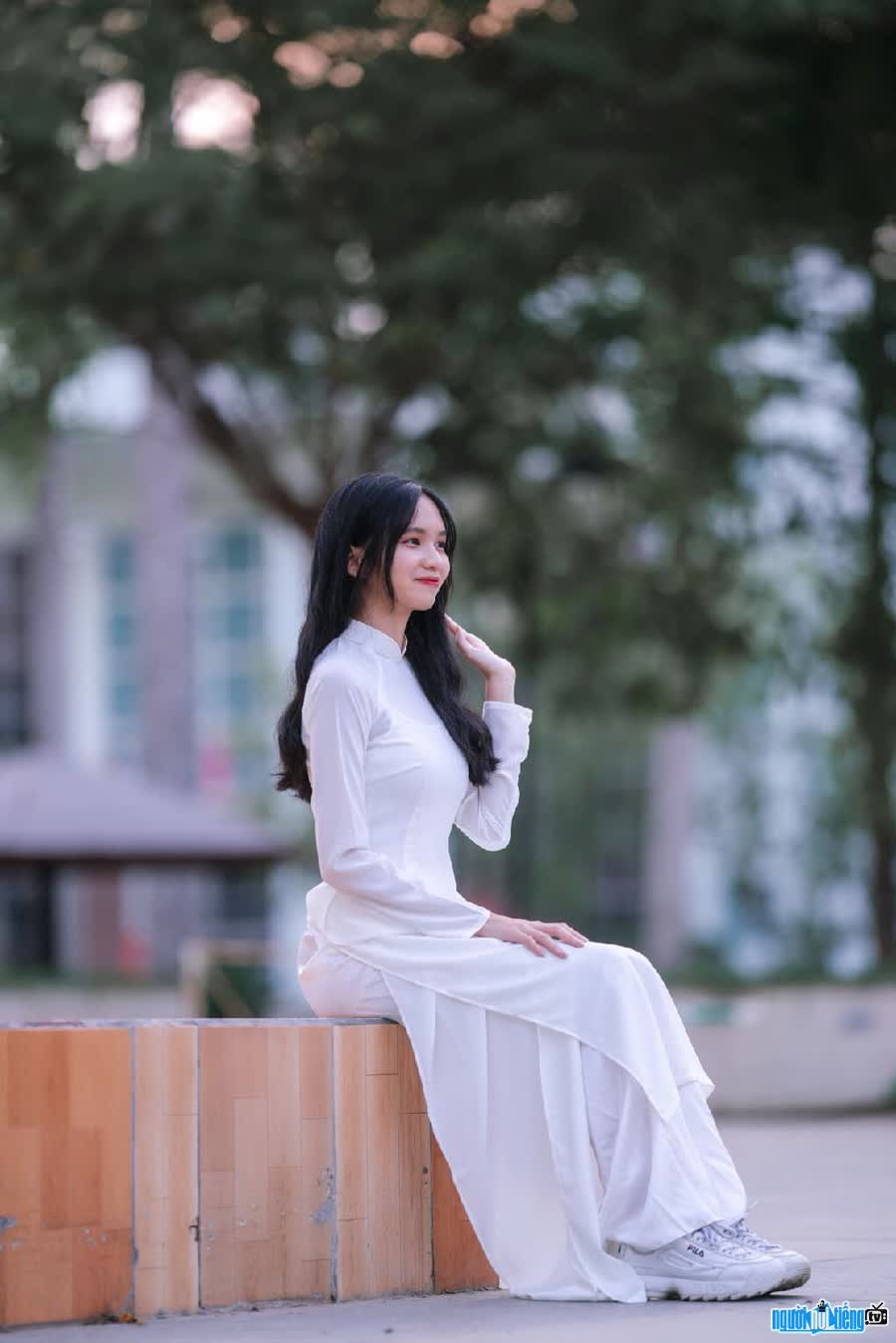 Phuong Uyen shows off her gentle beauty in ao dai