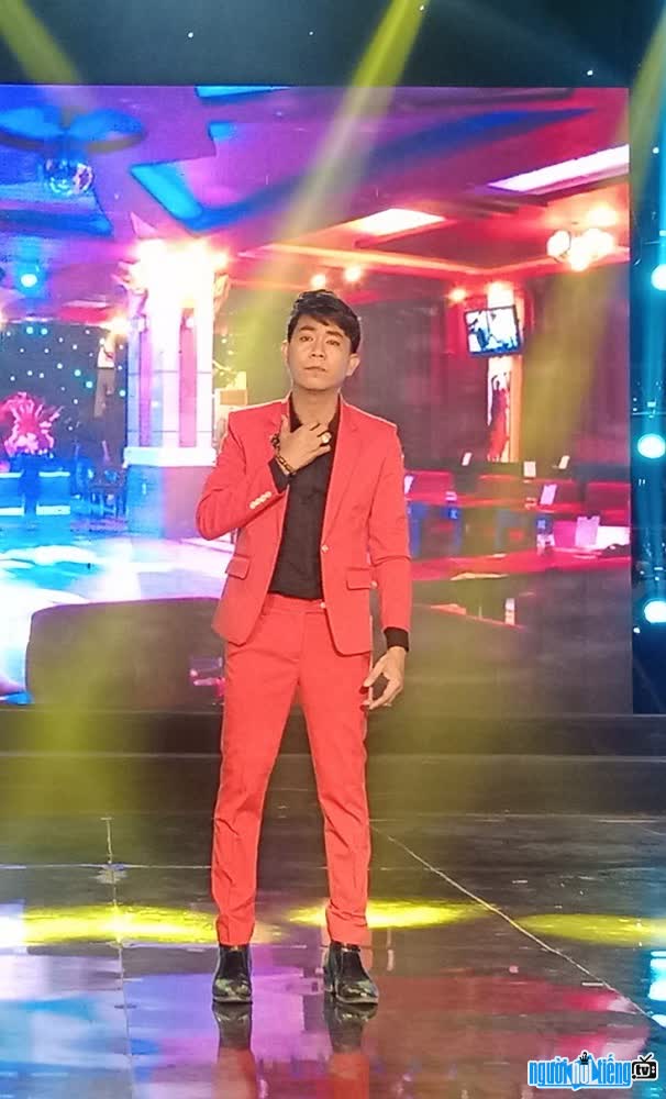  Phan Long Hoang's image burns on stage