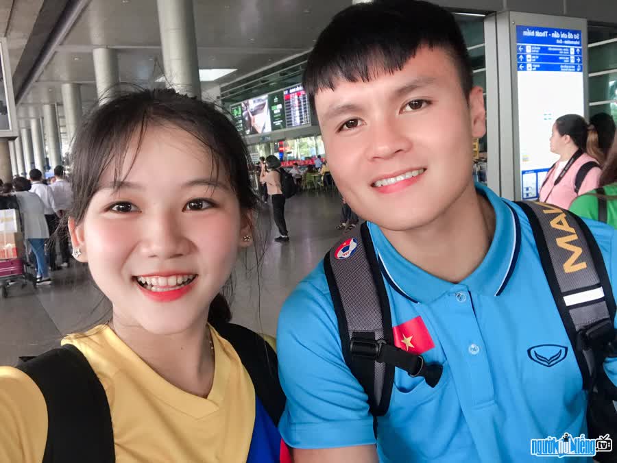 She has the opportunity to take pictures with Vietnam U23 players