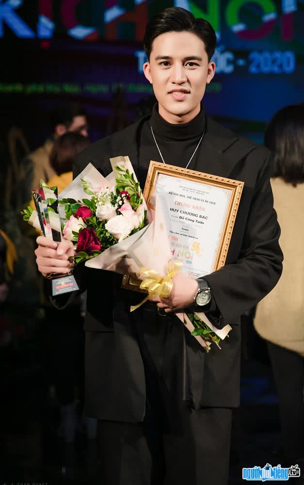  Cong Tuan won a silver medal for Young Talent National Drama Actor