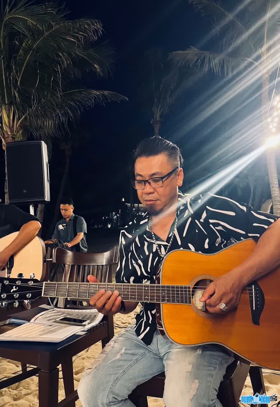 Guitarist Cao Minh Duc is currently working at Ca Mua Theater Vietnamese music
