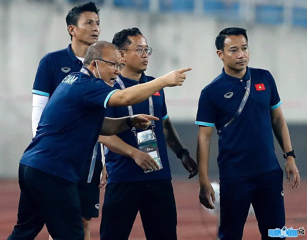  Assistant coach Vu Hong Viet and coaches leading Vietnam U23
