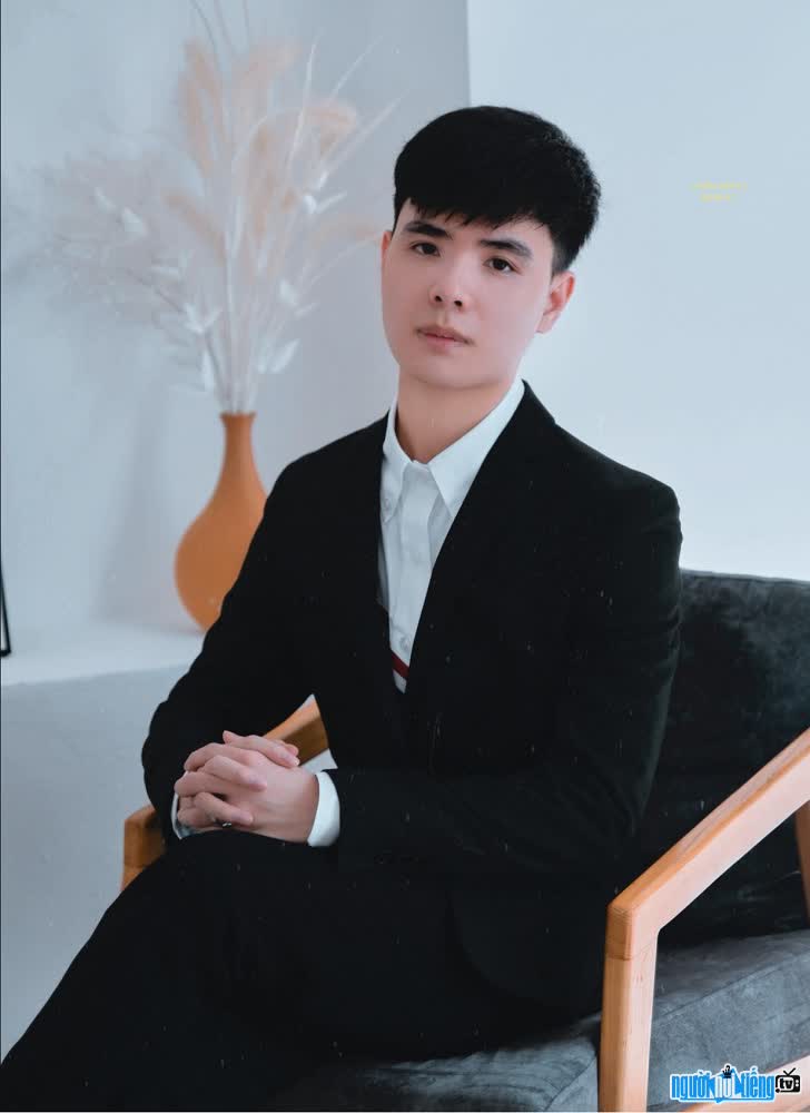  and Pham Khuong Duy is handsome and elegant.