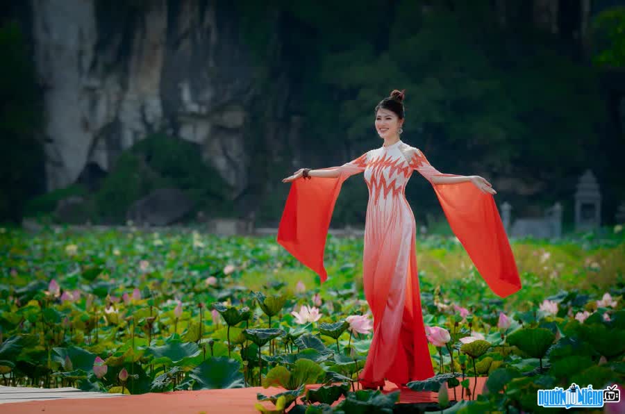 Hình ảnh người mẫu Trần Son Trà trong một buổi biểu diễn bộ sưu tập thời trang