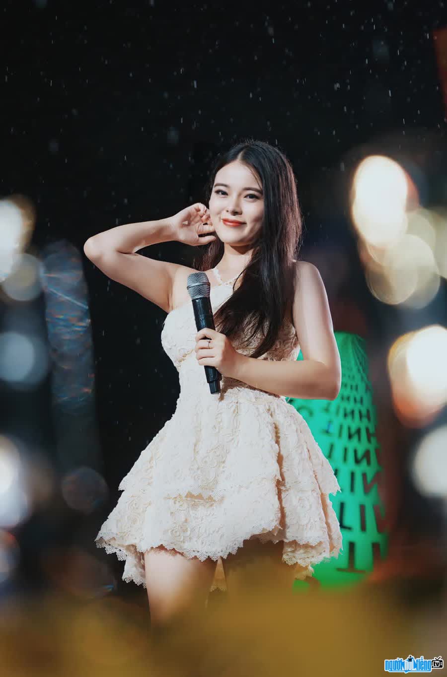 Image of singer Nguyen An An on stage
