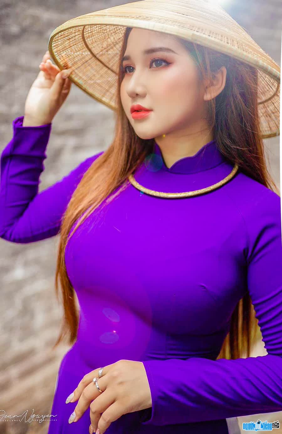 Một hình ảnh xinh đẹp duyên dáng của hotface Violet Nguyen