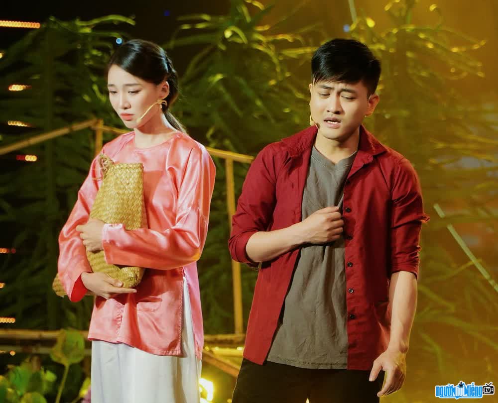  male singer Bolero Van Huong and his co-stars on stage