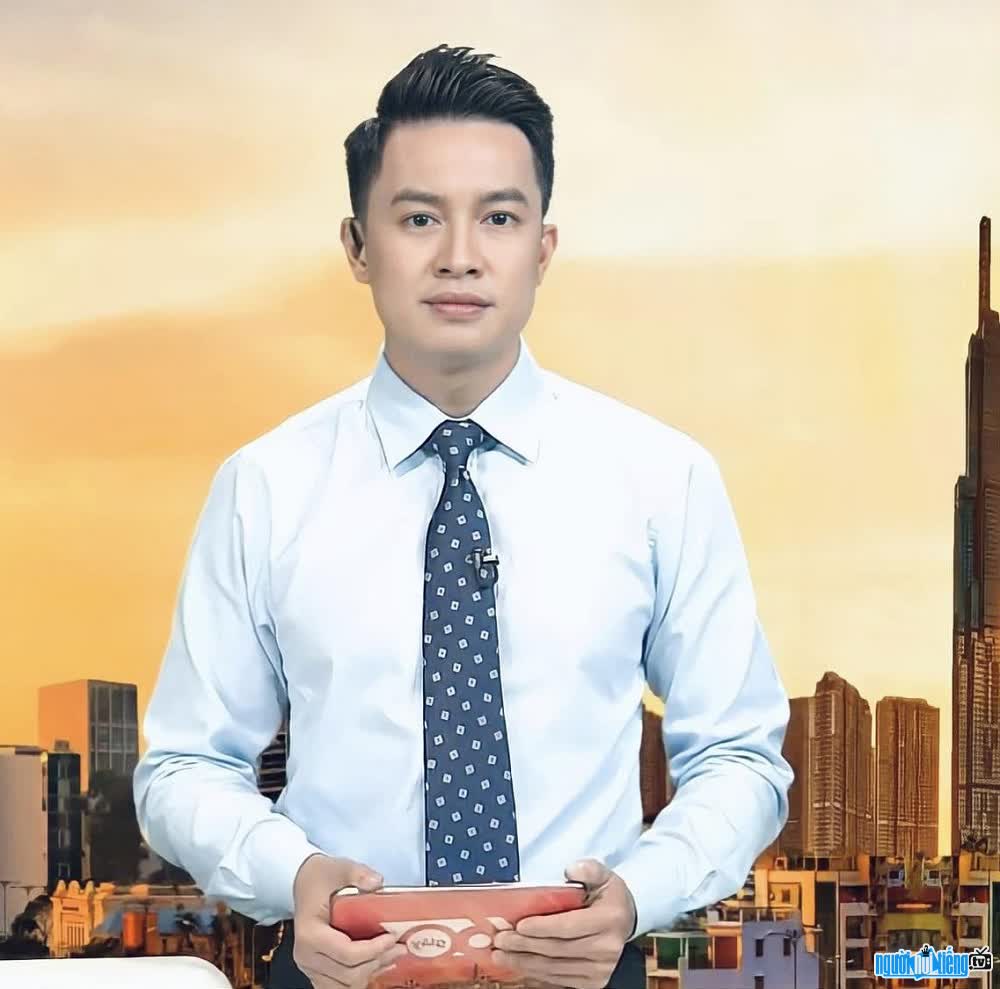  the image of Pham Thanh while hosting the HTV7 program