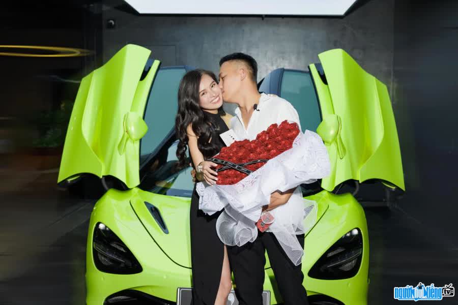 Picture of CEO Truong Thu and her husband in a super luxury car