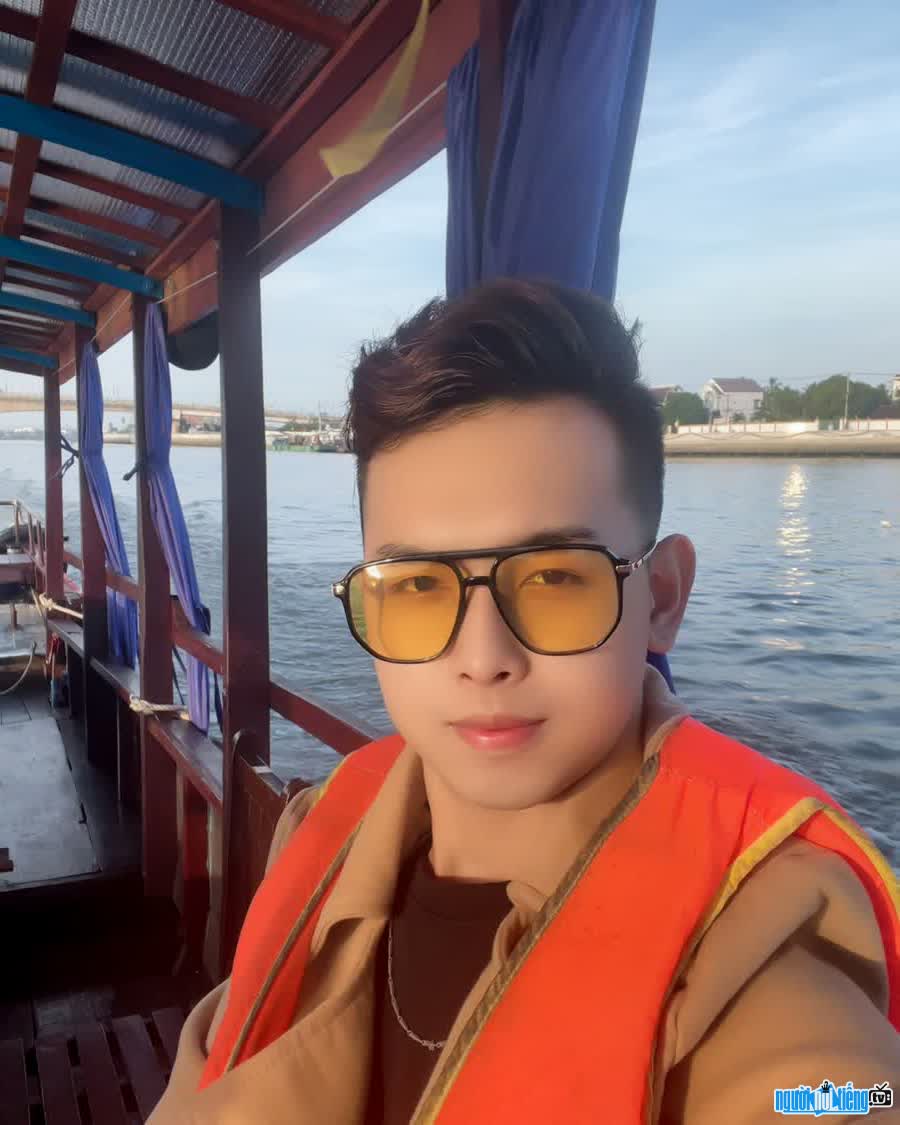 The image of Bezi Duong runner-up showing off his handsome and handsome appearance