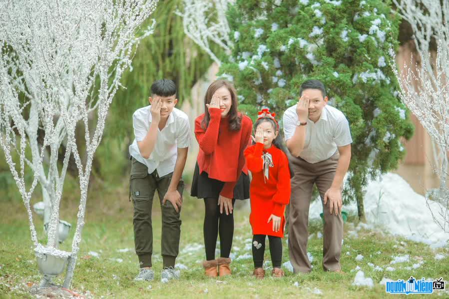 Hot Mom Le Thi Phuong's small family full of happiness