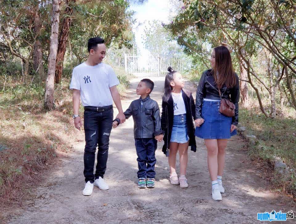 Hot Mom Nguyen Tien's happy and fulfilled family