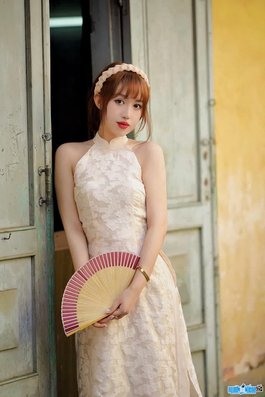 Hình ảnh hot girl Lê Trúc Quỳnh đẹp tinh khôi với đầm trắng