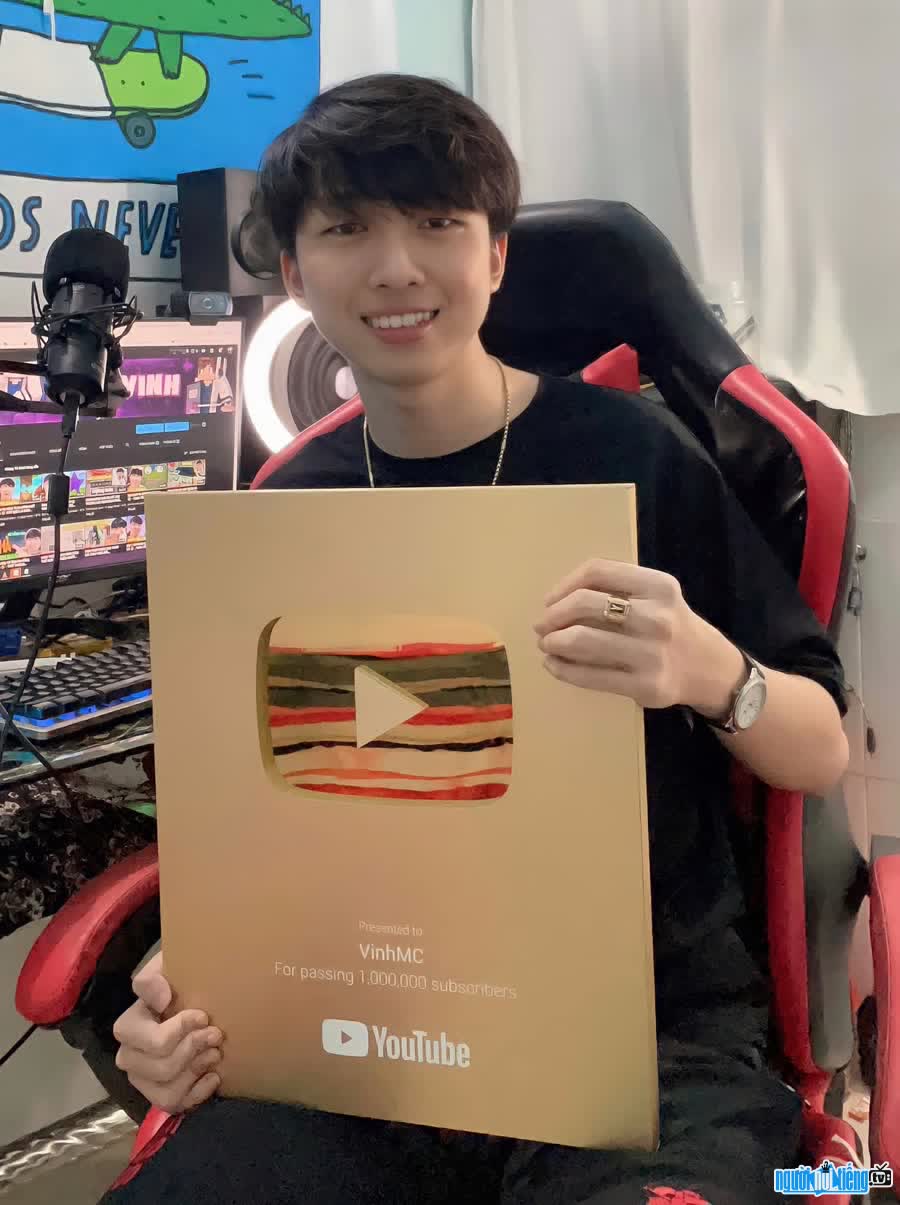 Image of Vinh MC receiving an award from youtuber