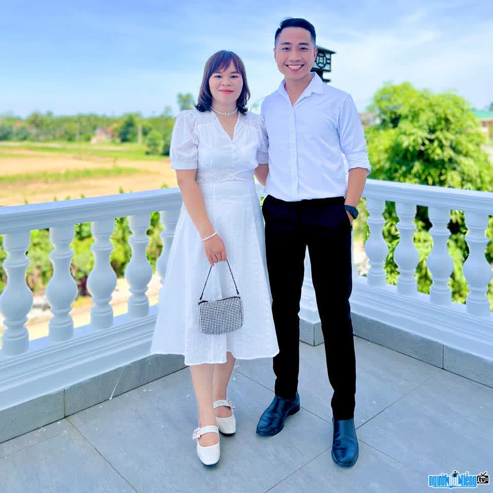  Photo of Streamer Nguyen Phuoc Dat being happy with his wife