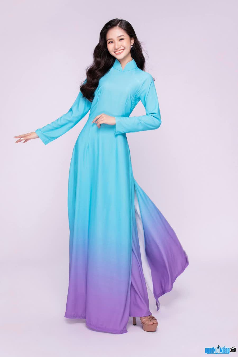 Flower Hau Thanh Ha shows off her charming beauty in ao dai