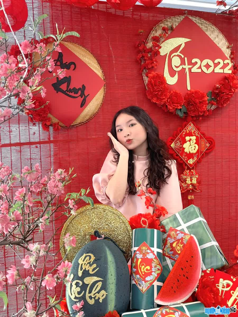 Picture of singer Dong Hien Trang Anh in the welcoming set spring 2022
