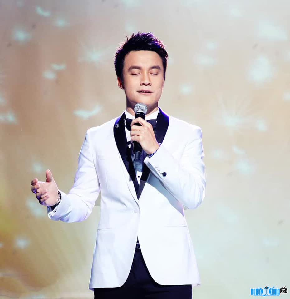 Hình ảnh ca sĩ Huỳnh Phi Tiễn  đang biểu diễn trên sân khấu