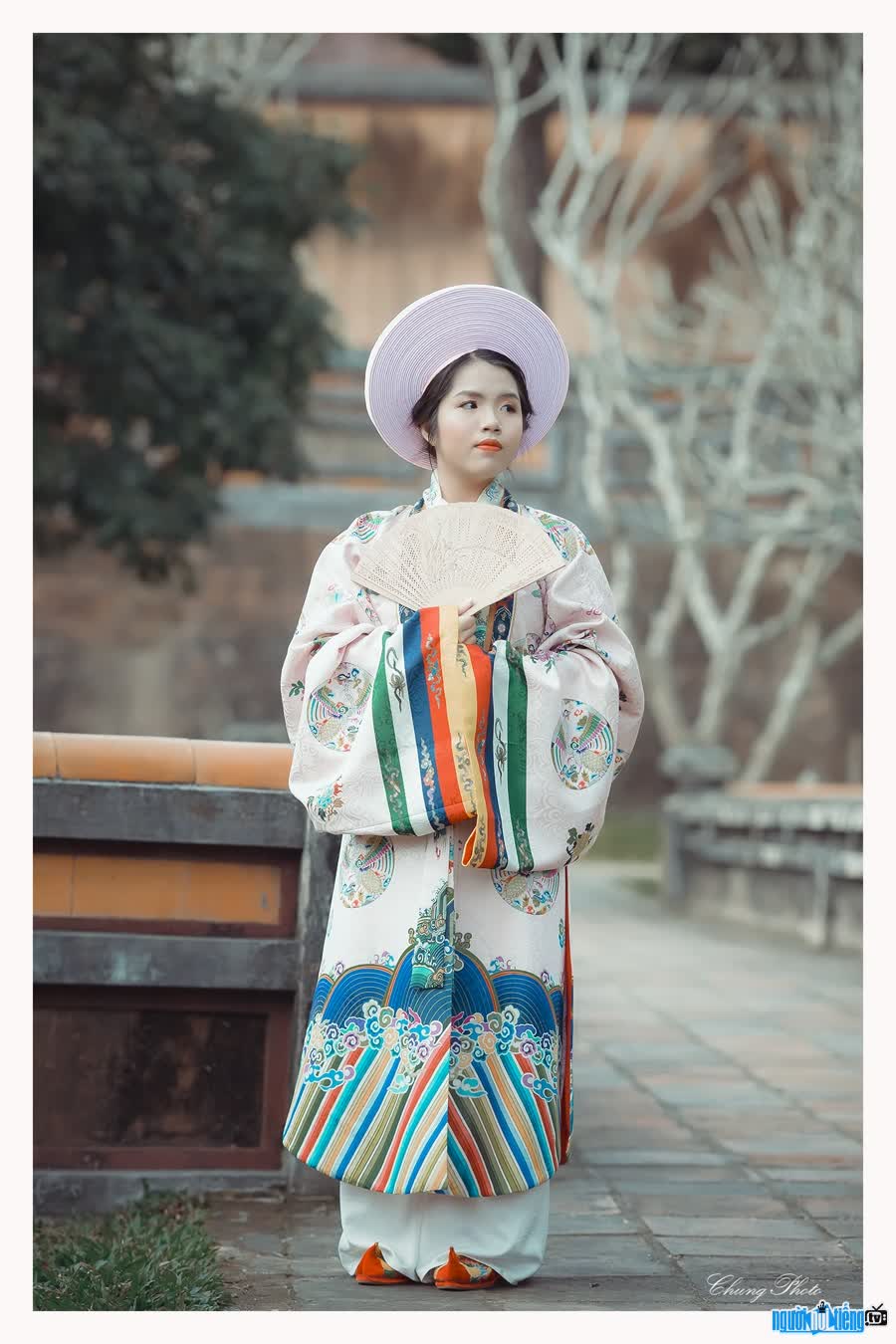 Uyen Phuong is beautiful and proud in antique clothes