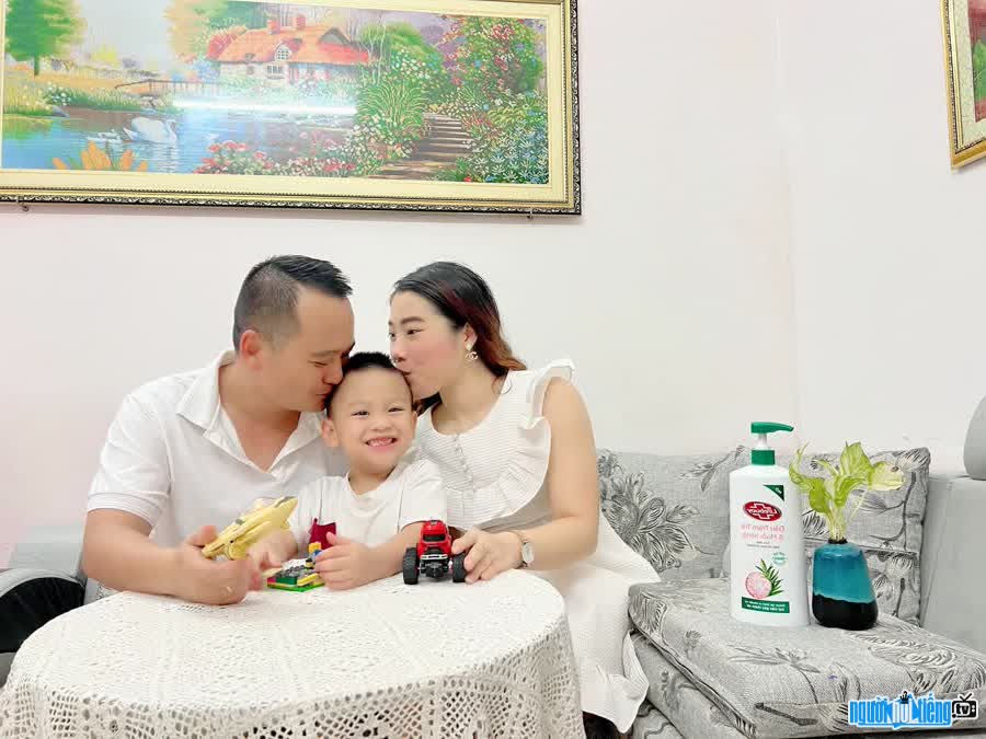 Hot Mom Hoai Thu is happy with her small family