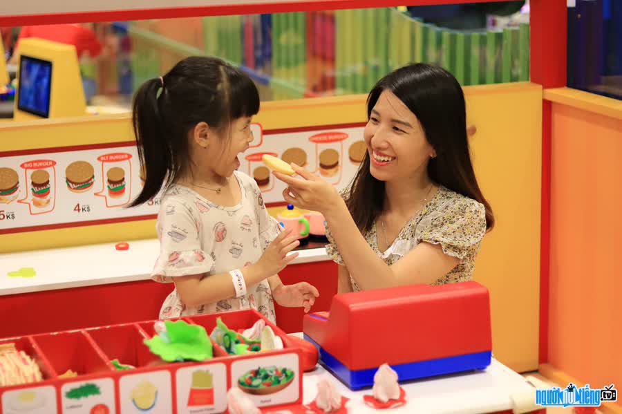 KOL Loan Huỳnh hạnh phúc bên cô con gái nhỏ
