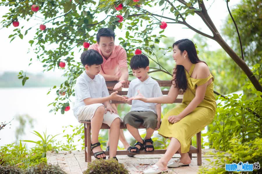Hotmom Phung Thanh is happy with her family
