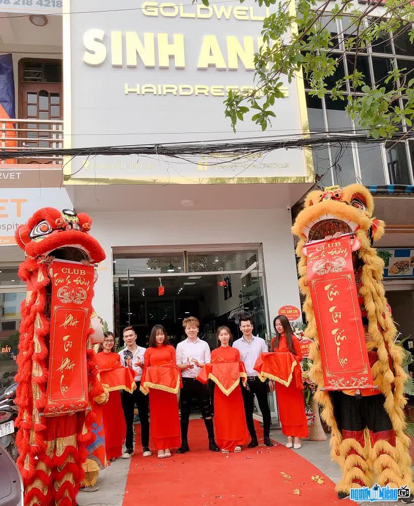  Nhu Sinh Anh opens a hair salon