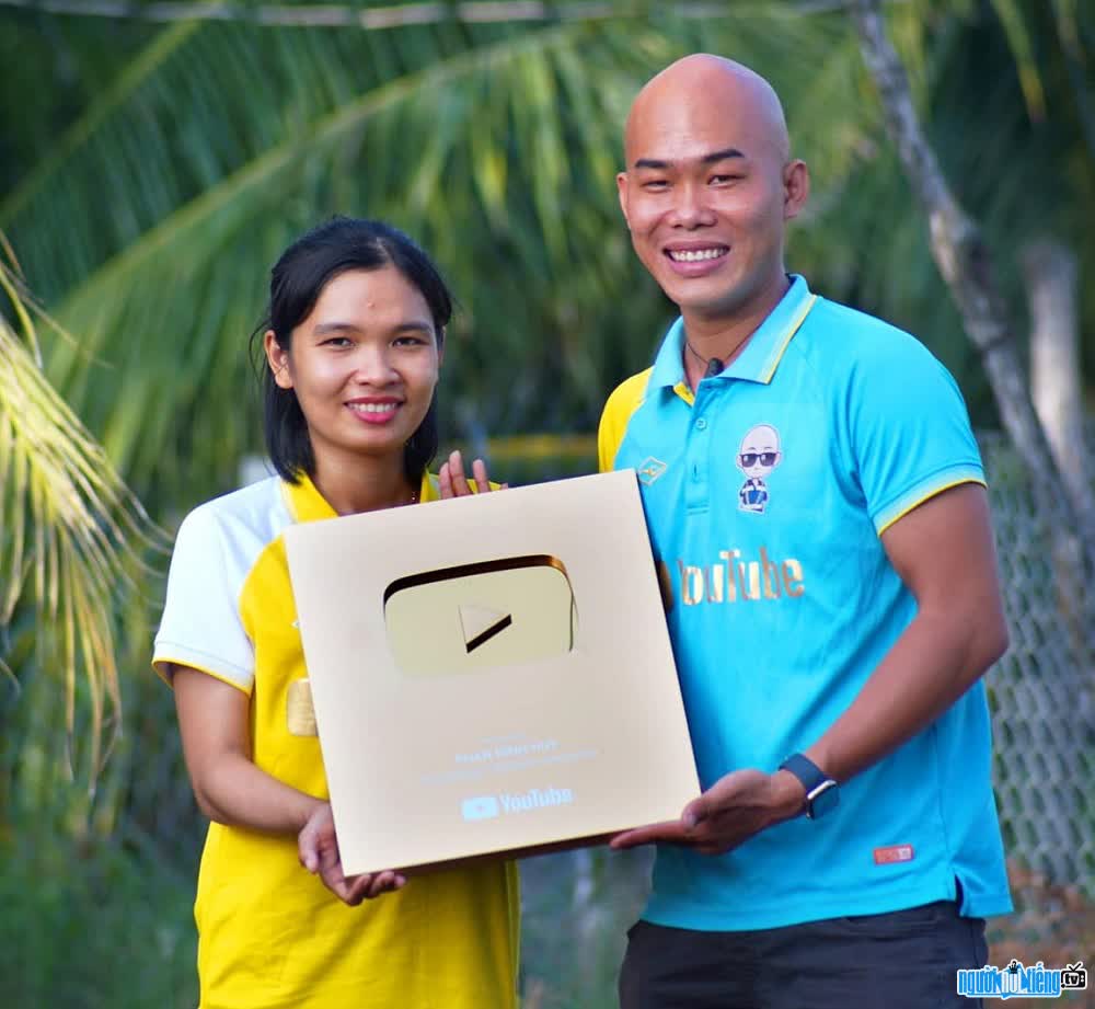 Phan Đình Huy và vợ hạnh phúc nhận nút vàng