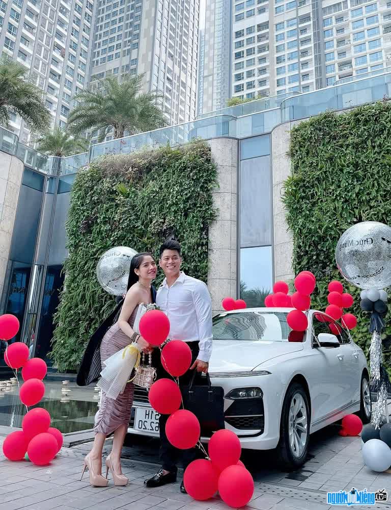  Picture of Doan Tuyen Ngoc and her husband buying a car