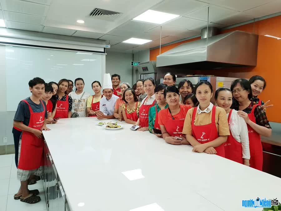 Photo of Chef Vu Nhat Thong and students