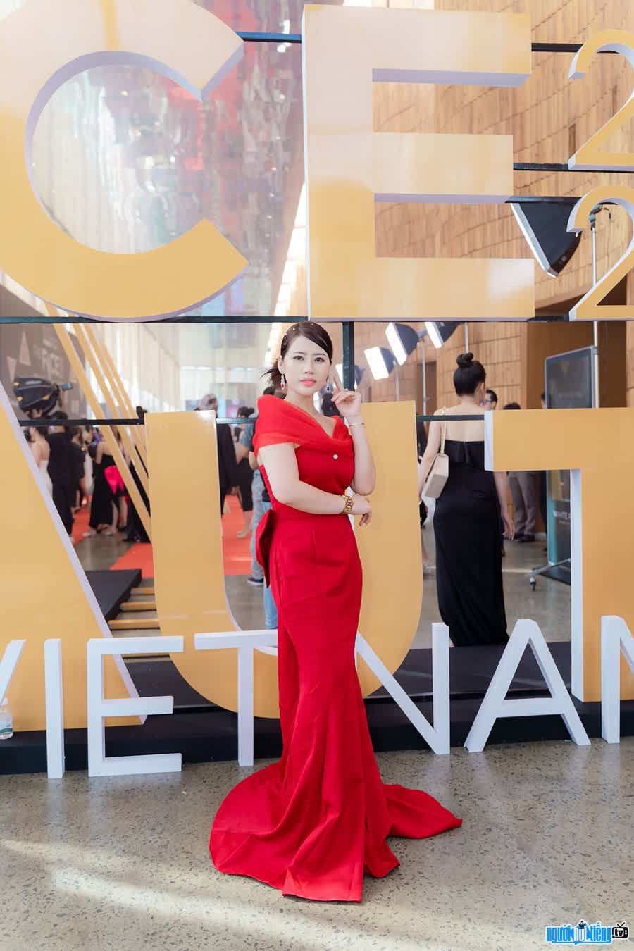 Hình ảnh CEO Lê Thị Hoàng Yến duyên dáng trong váy đỏ
