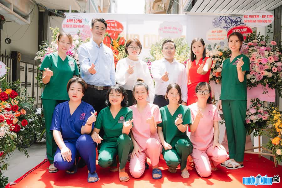 Bác sĩ Xuân Việt cùng đồng nghiệp và đội ngũ nhân viên