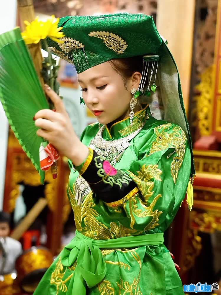 Hà Hương xinh đẹp trong trang phục hầu đồng