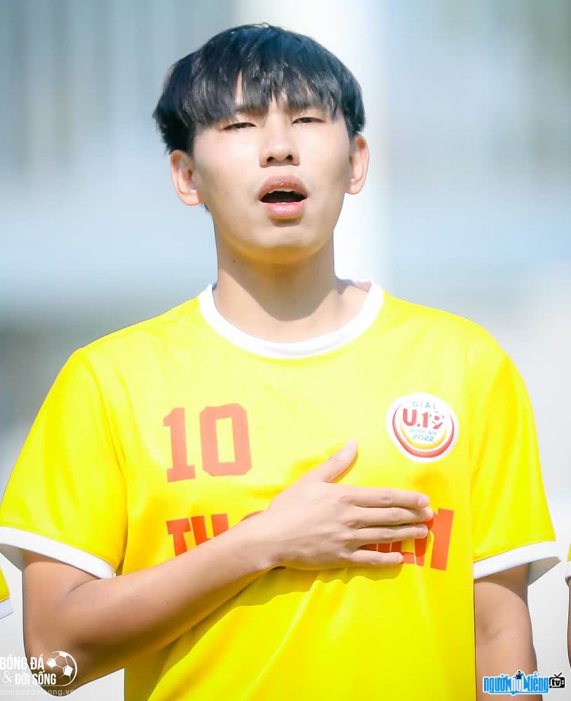 Close-up image of the handsome young player Dinh Xuan Tien