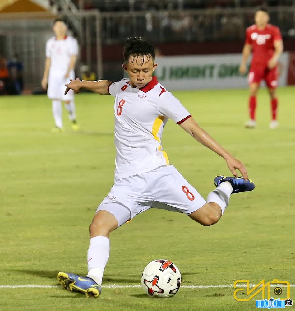 Chau Ngoc Quang player burns his heart out on the football field