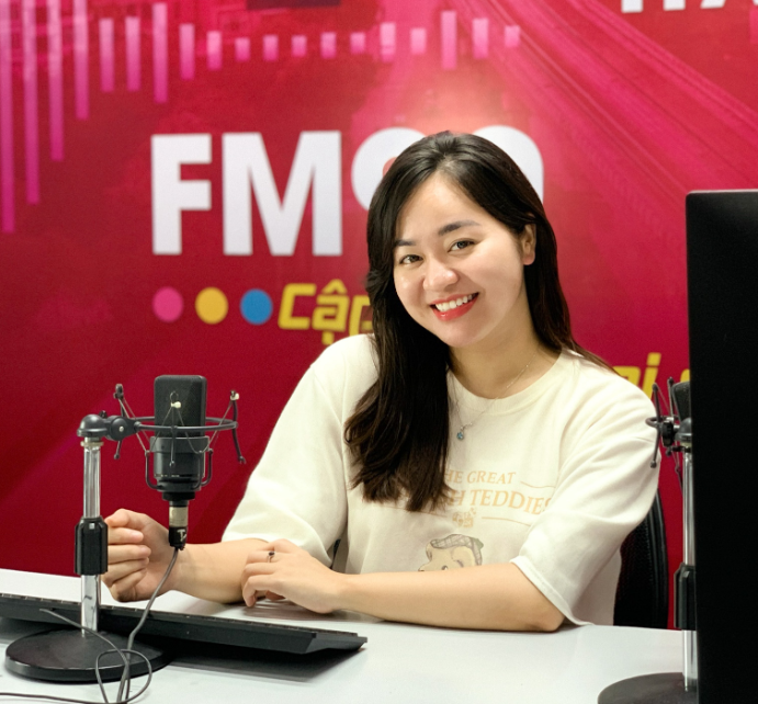Hình ảnh chân dung Nguyễn Hoài Linh - phát thanh viên của kênh FM 90