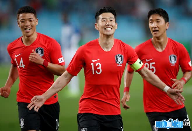 The image of the Korean players cheering after scoring