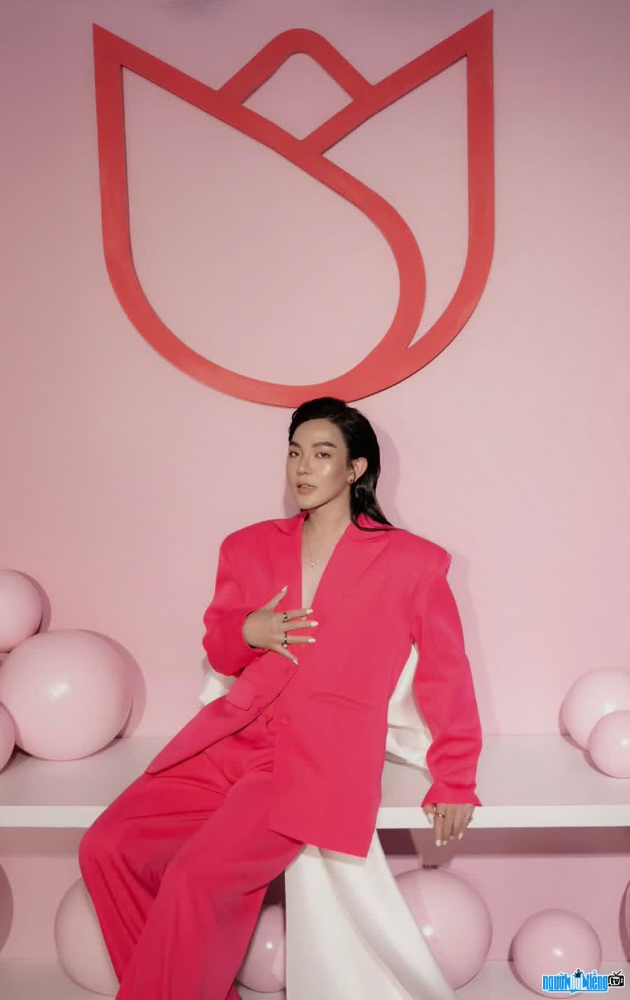image of fashion designer An Vi with pink color