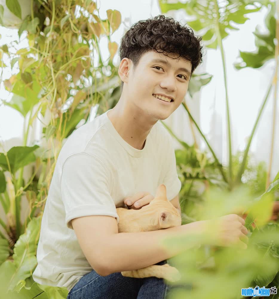  Young actor Dinh Khang is handsome with a sunny smile