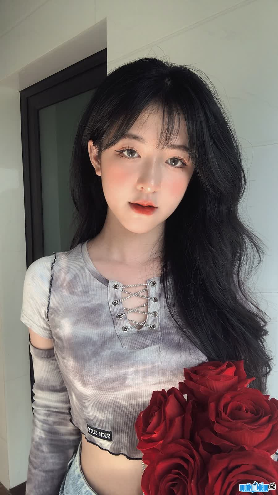 Thu Huong owns a beautiful doll-like beauty