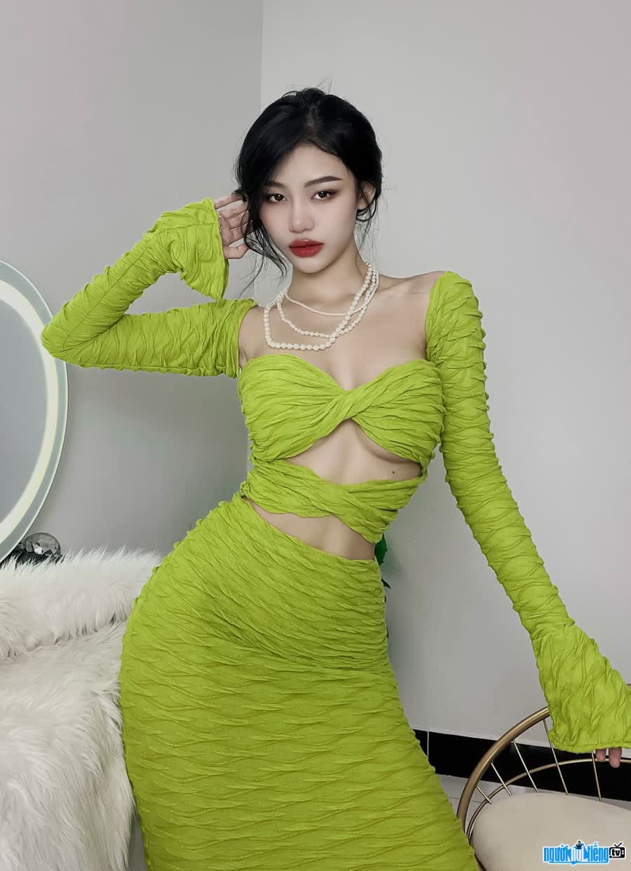 Thanh Tuyen possesses sweet beauty and sexy body