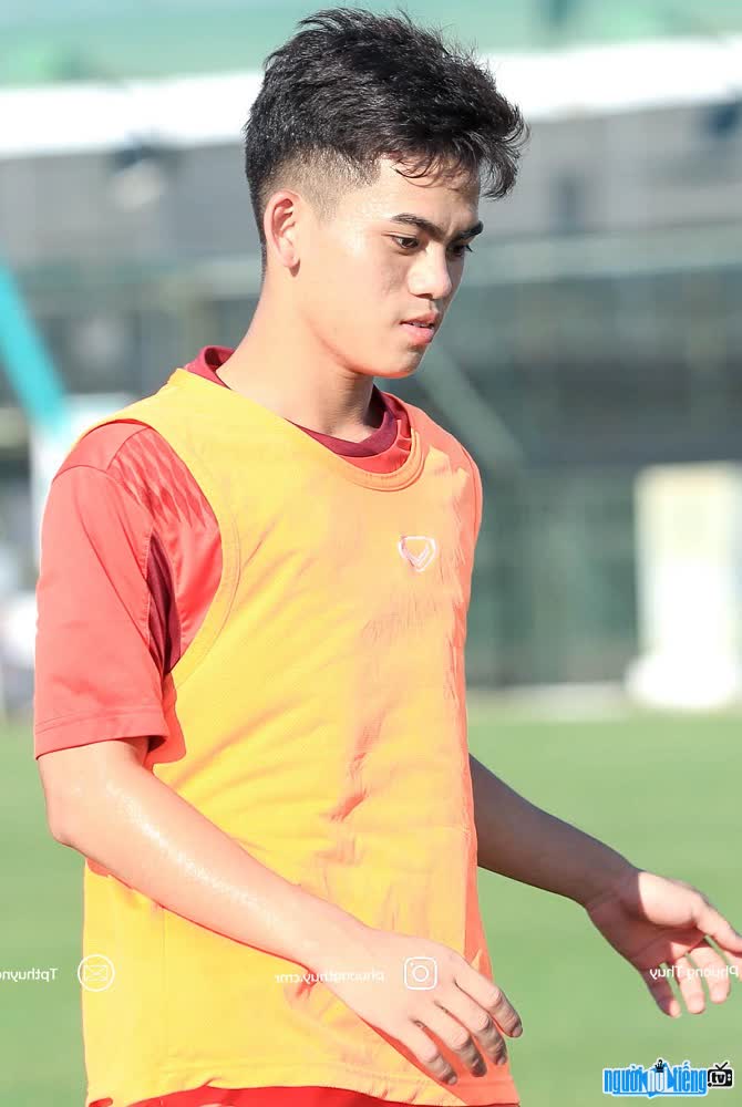  Khuat Van Khang working hard on the field