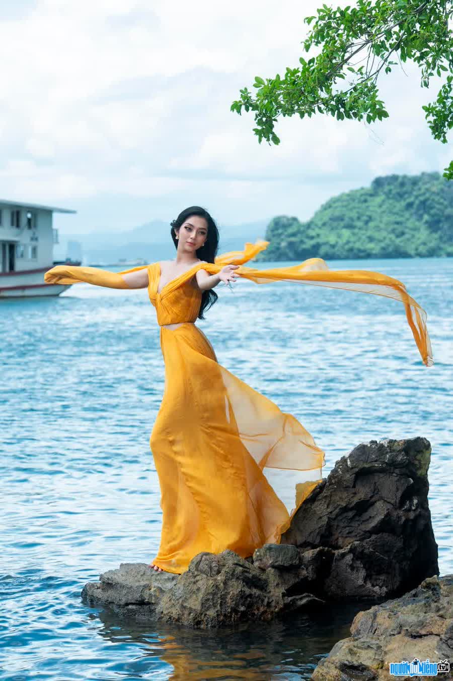 Beauty Lam Thu Hong made a series of photos in Ha Long Bay with the desire to promote Vietnam's scenic spots to international friends