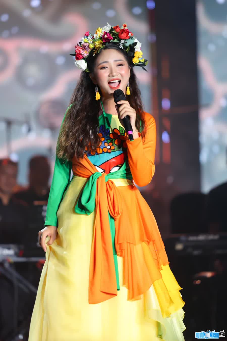 Image of singer Mai Thu Huong turning into a fake Xuy Van on the stage of Sao Mai 2022