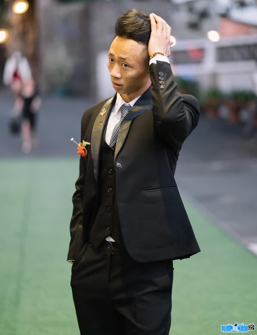 Chau Ngoc Quang is handsome and elegant