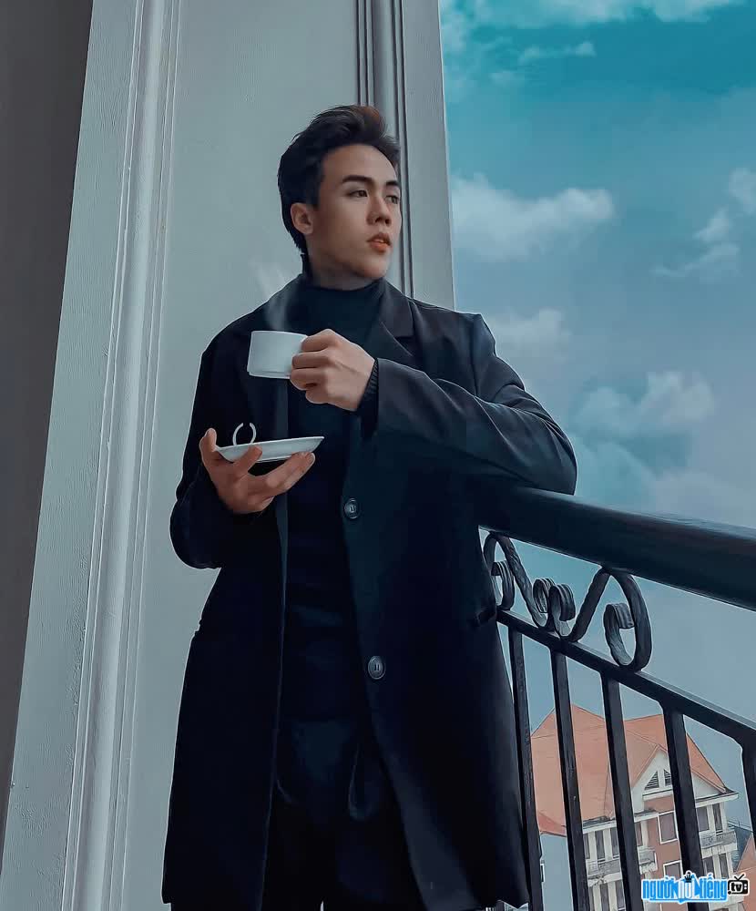  Dong Hoang is handsome and elegant