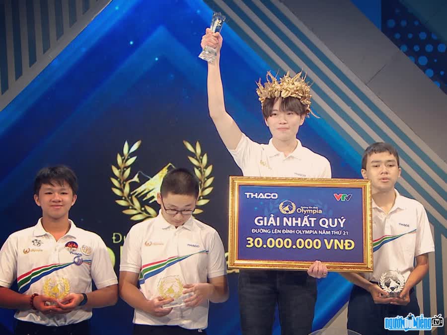 Nguyen Dinh Duy Anh won the laurel wreath of the 4th quarter competition Road to the top of Olympia in the 21st year