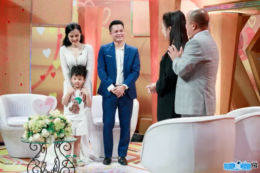 Hình ảnh CEo Lưu Ngọc Ánh cùng ông xã và con gái trên sóng truyền hình