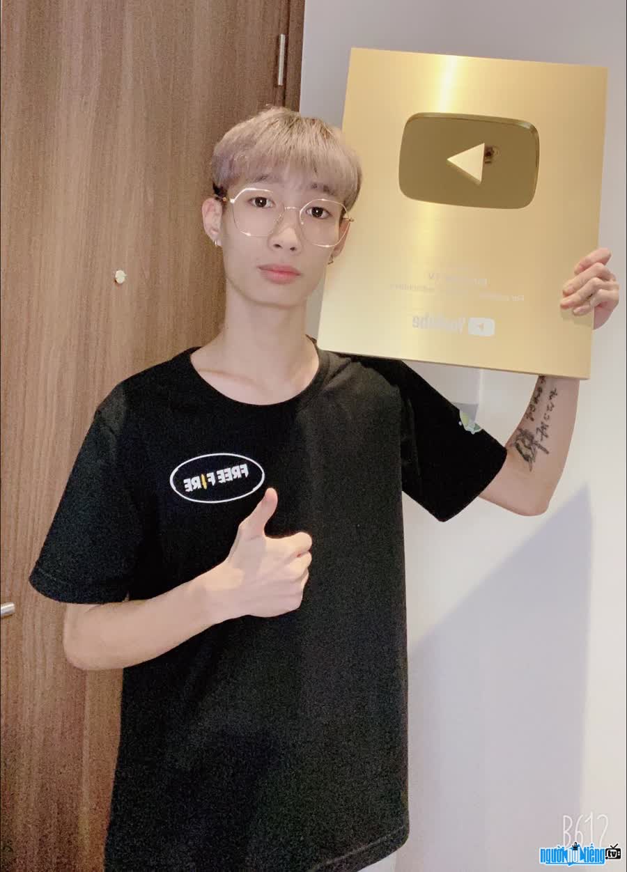 Duc Mum streamer's picture showing off the Youtube golden button