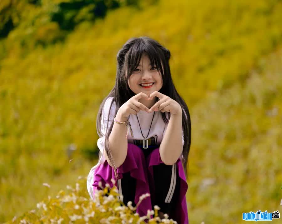 Mua Thị Dua là cô bé bán hoa ở dốc Thẩm Mã ( Hà Giang )